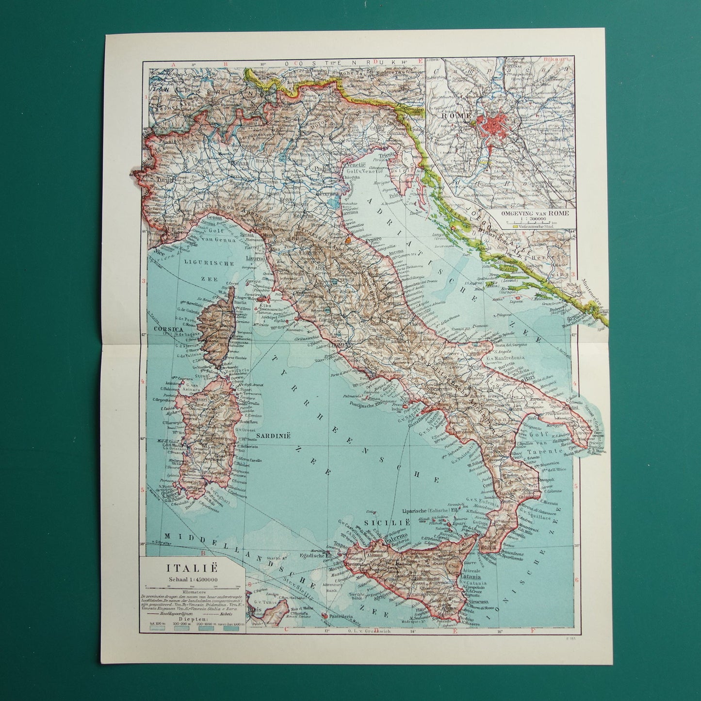 Kleurrijke oude Nederlandse kaart van Italië uit het jaar 1935. Rechtsboven een inzetkaartje van de omgeving van Rome.
