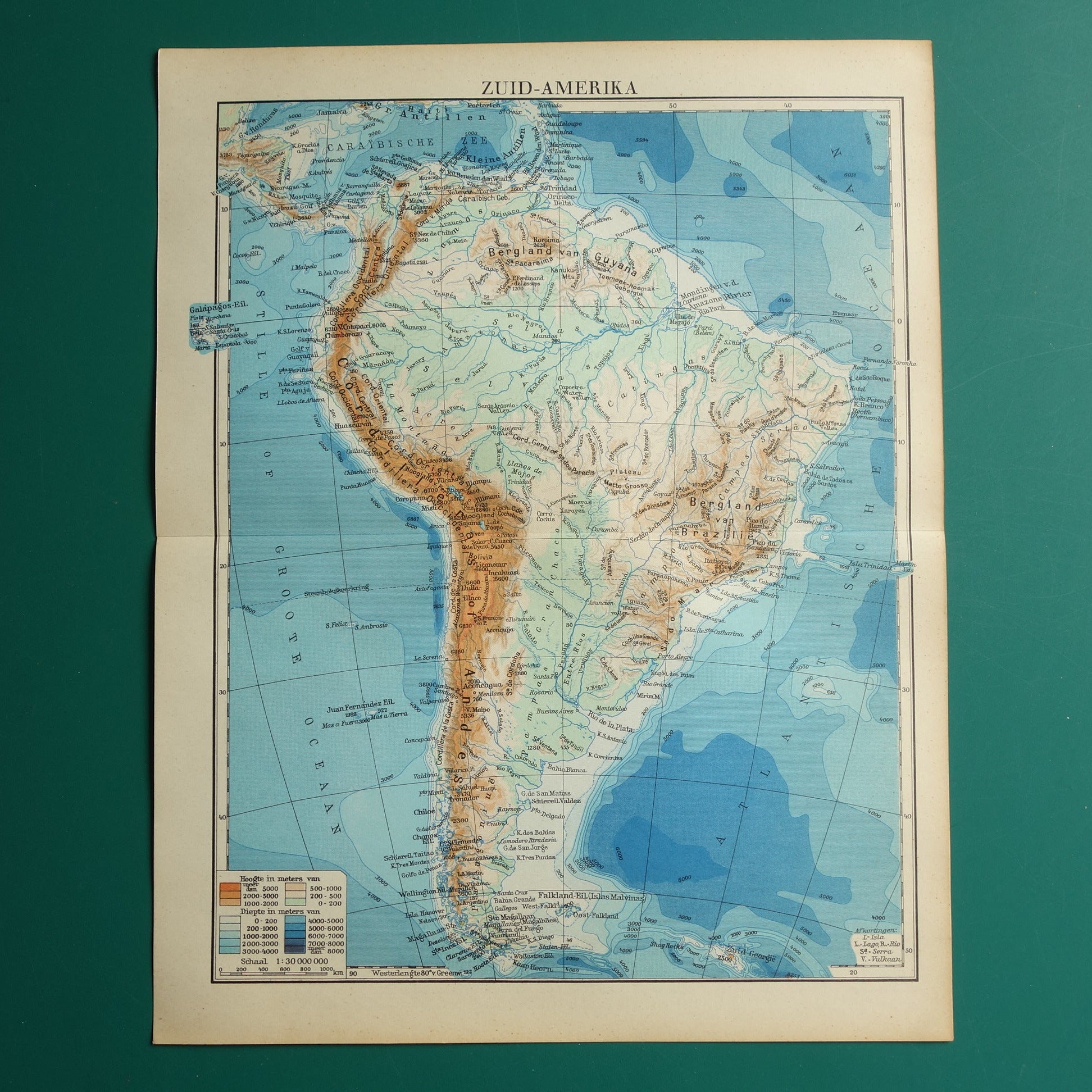 Oude kaart van Zuid-Amerika uit 1938 originele vintage Nederlandse landkaart hoogtekaart