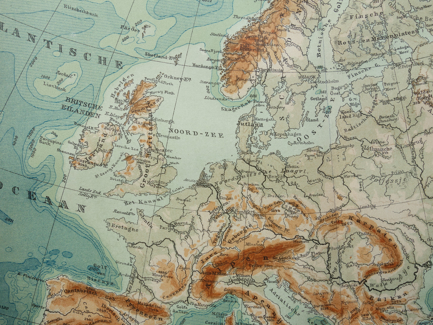 EUROPA Oude hoogtekaart van Europa uit 1916 originele Nederlandse antieke vintage kaart Bergen Rivieren Geologie landkaart