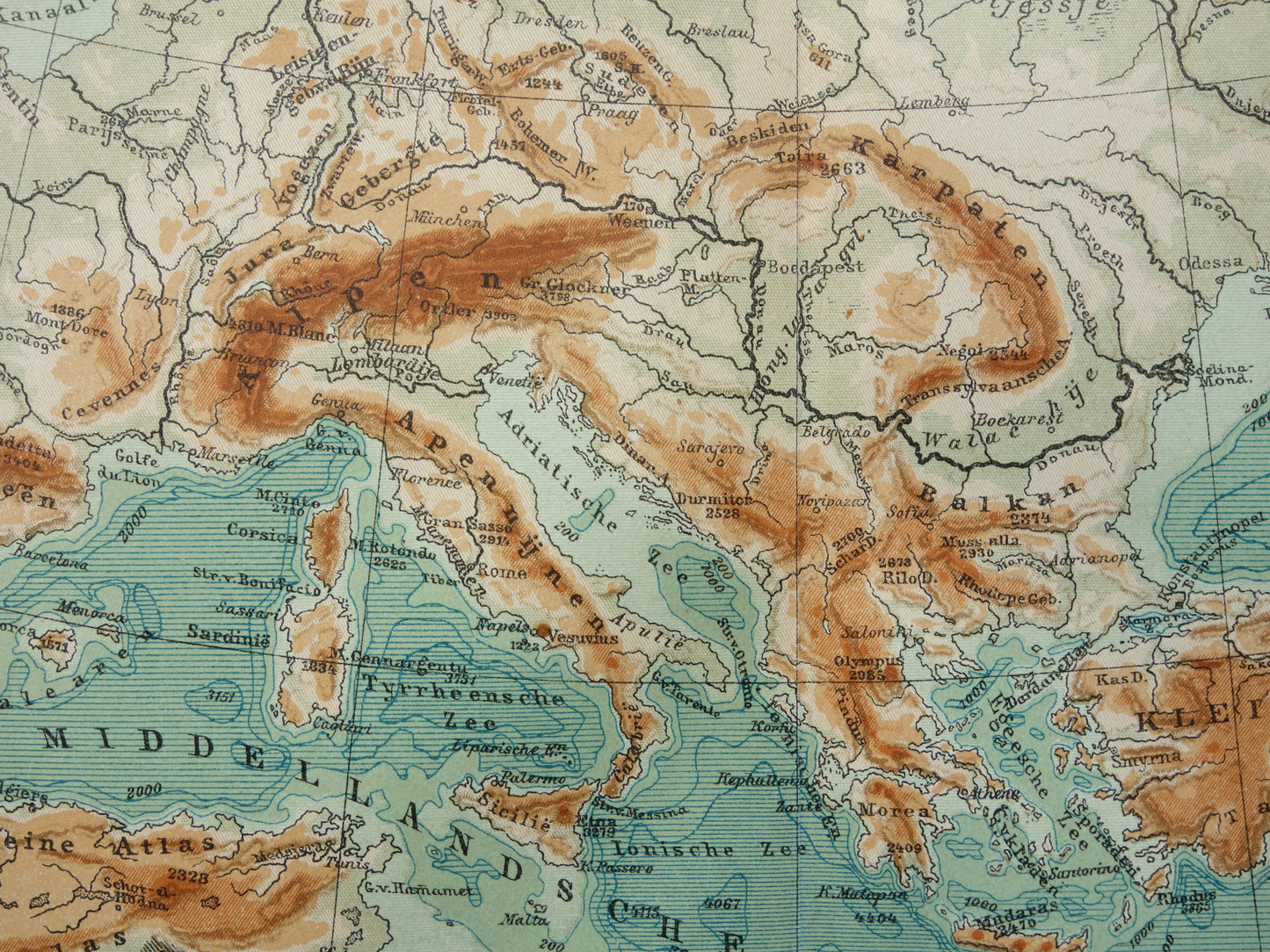 EUROPA Oude hoogtekaart van Europa uit 1916 originele Nederlandse antieke vintage kaart Bergen Rivieren Geologie landkaart