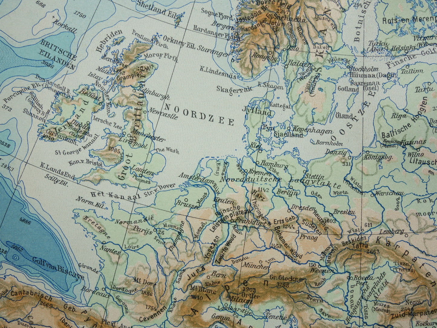EUROPA Oude fysieke kaart van Europa uit 1935 oiginele Nederlandse vintage landkaart Bergen Rivieren Geologie hoogtekaart