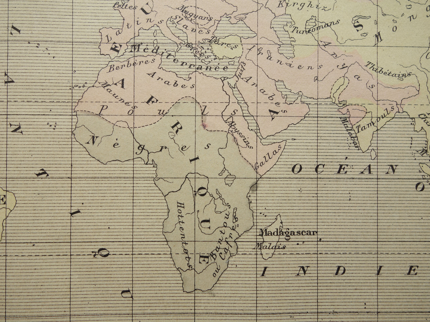 Originele oude antropologische wereldkaart over mensenrassen 1896 originele antieke Franse handgekleurde landkaart