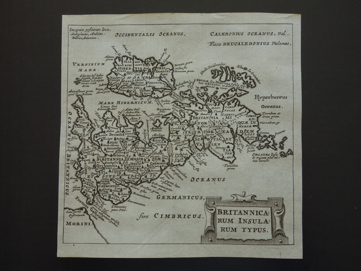 360+ jaar oude landkaart van Groot-Britannië 1661 originele antieke kaart Ierland Engeland klein formaat -  Britannica Rum Insula Rum Tyous Cluver