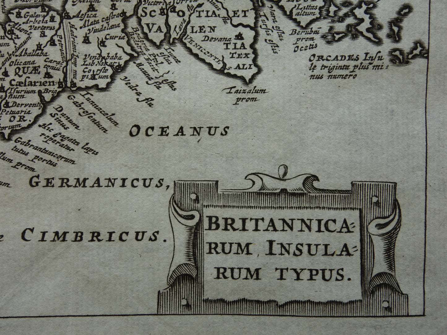 360+ jaar oude landkaart van Groot-Britannië 1661 originele antieke kaart Ierland Engeland klein formaat -  Britannica Rum Insula Rum Tyous Cluver