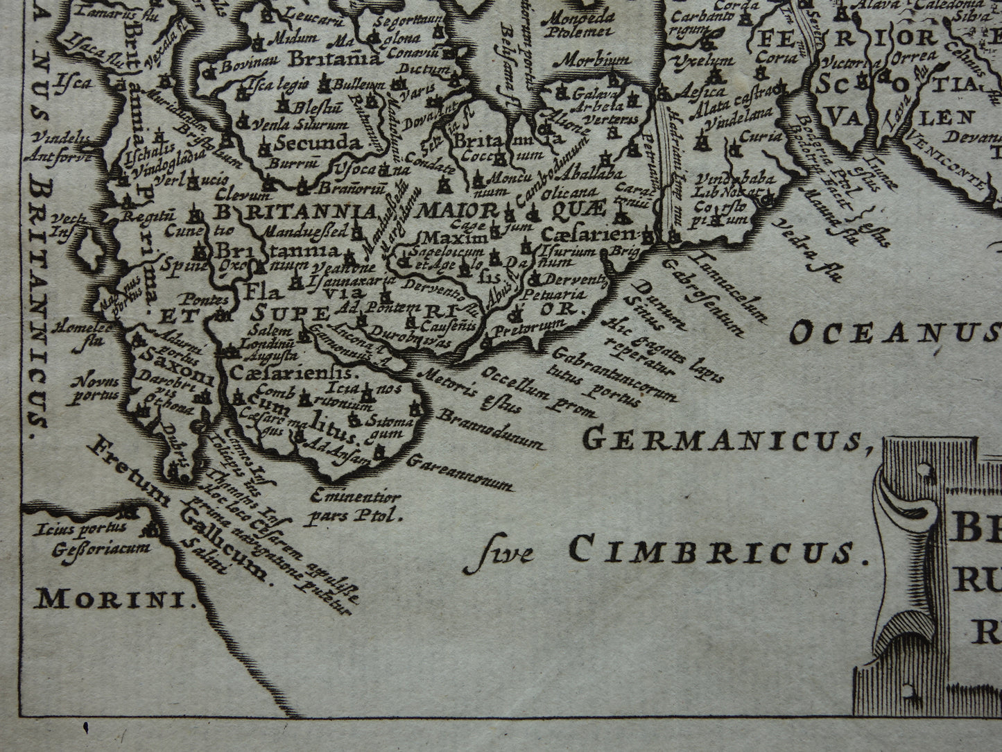 360+ jaar oude landkaart van Groot-Britannië 1661 originele antieke kaart Ierland Engeland klein formaat -  Britannica Rum Insula Rum Tyous Cluver