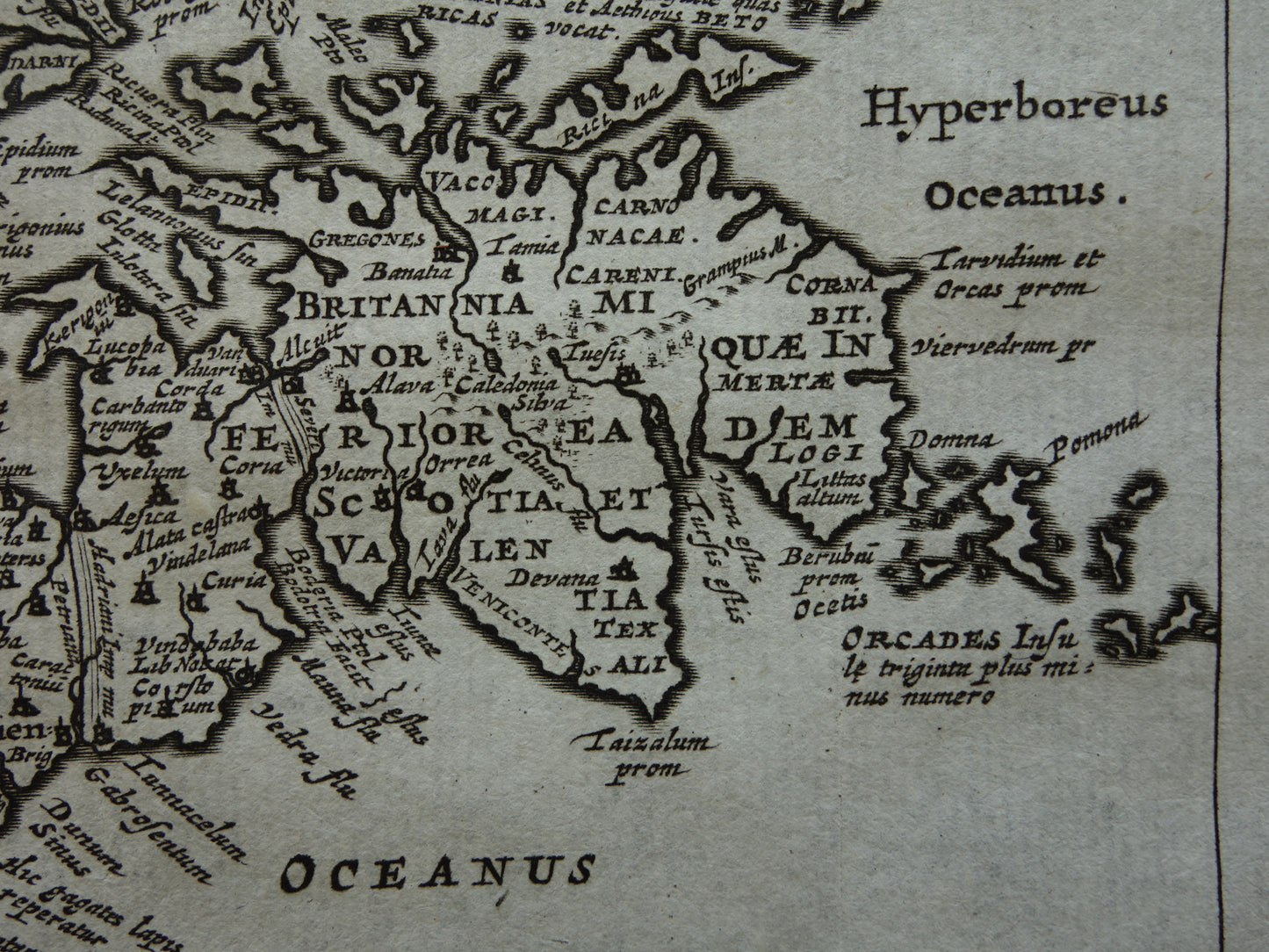 360+ jaar oude landkaart van Groot-Britannië 1661 originele antieke kaart Ierland Engeland klein formaat -  Britannica Rum Insula Rum Tyous Cluver