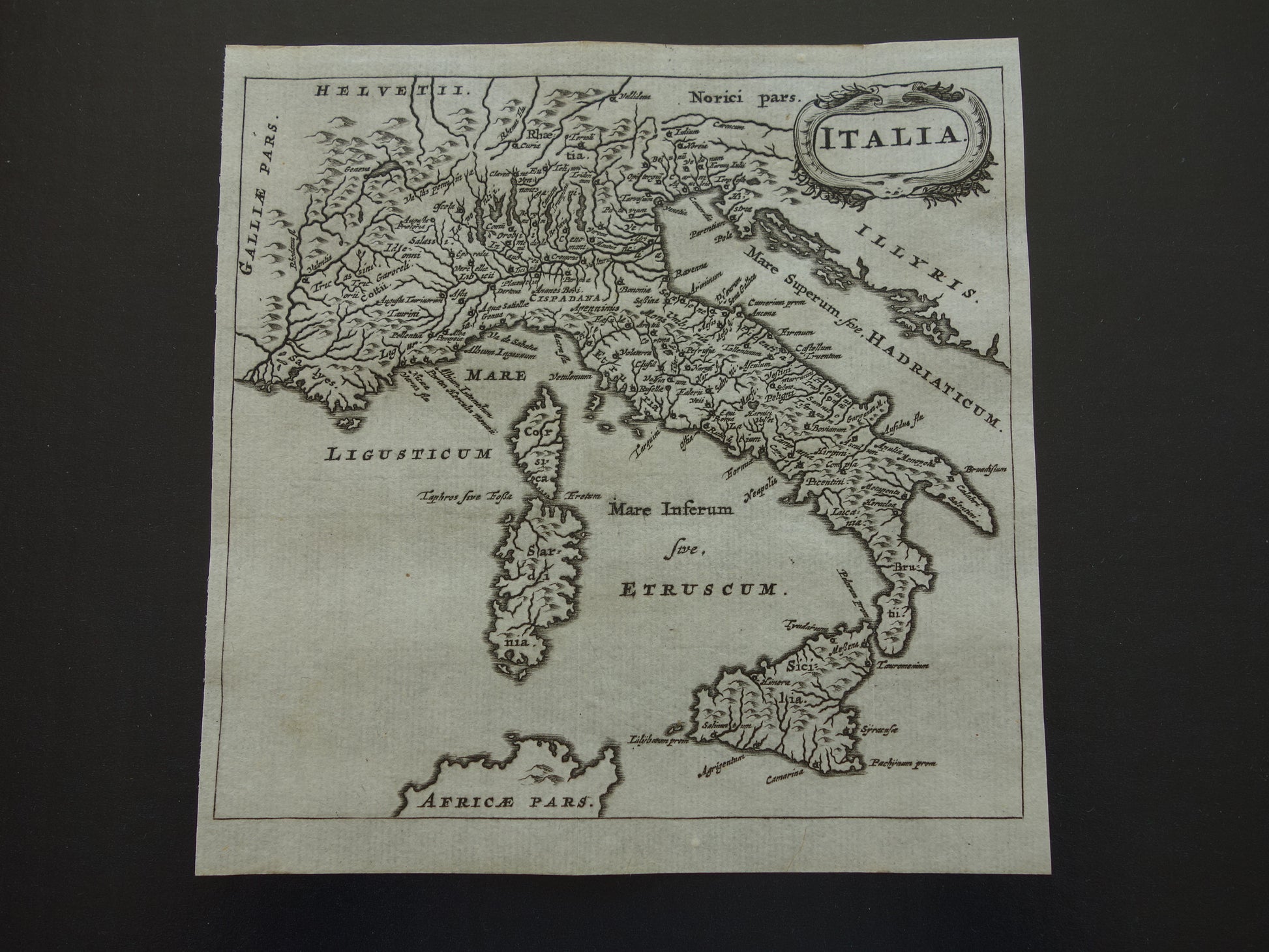 Italië 360+ jaar oude kaart van Italië 1661 originele antieke Nederlandse landkaart klein formaat
