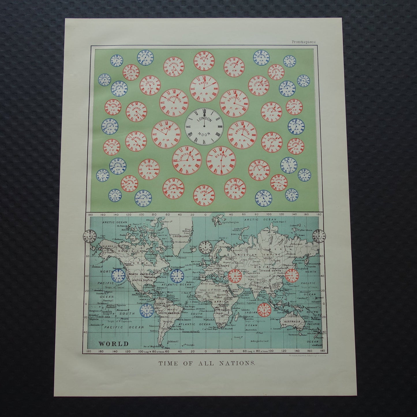 TIJDZONES Oude prent met wereldkaart en klokken over tijdzone indeling uit 1901 originele antieke Engelse landkaart