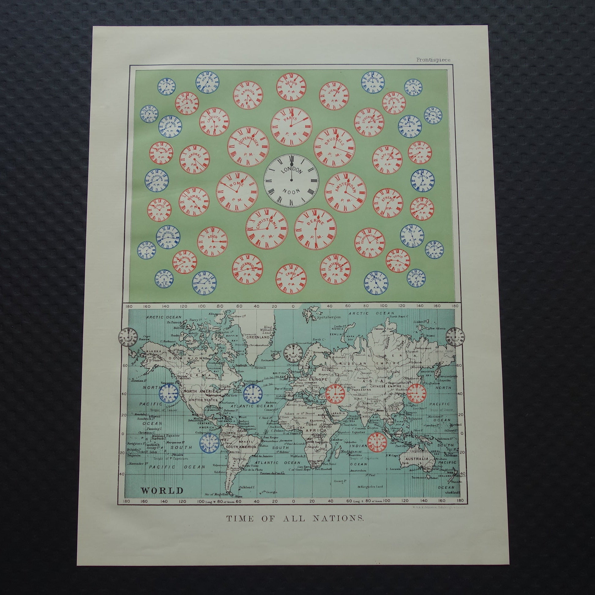 TIJDZONES Oude prent met wereldkaart en klokken over tijdzone indeling uit 1901 originele antieke Engelse landkaart